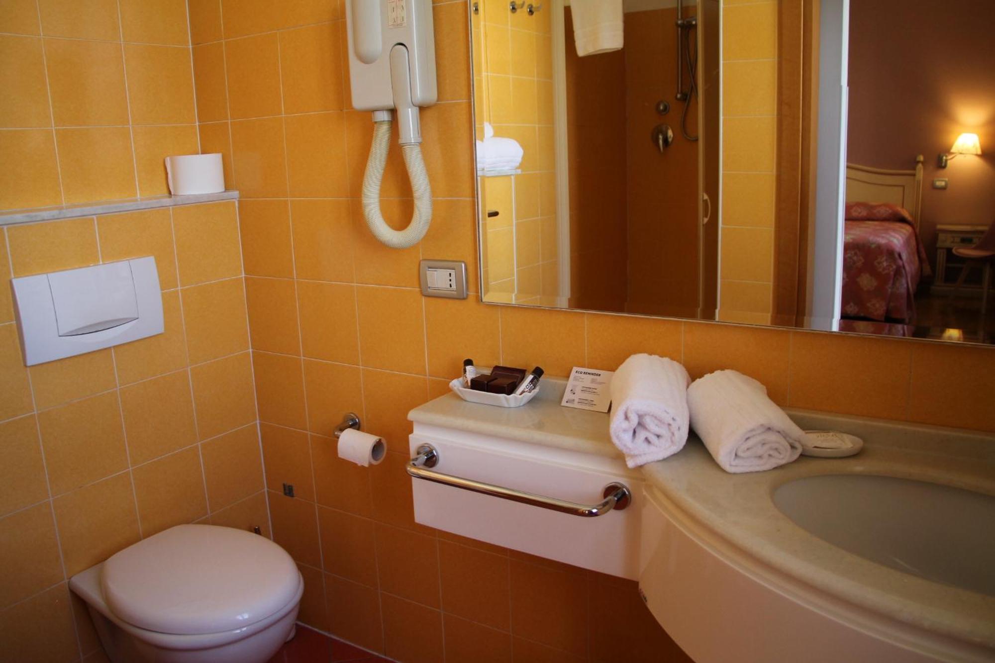 Hotel Matteotti Vercelli Exterior photo